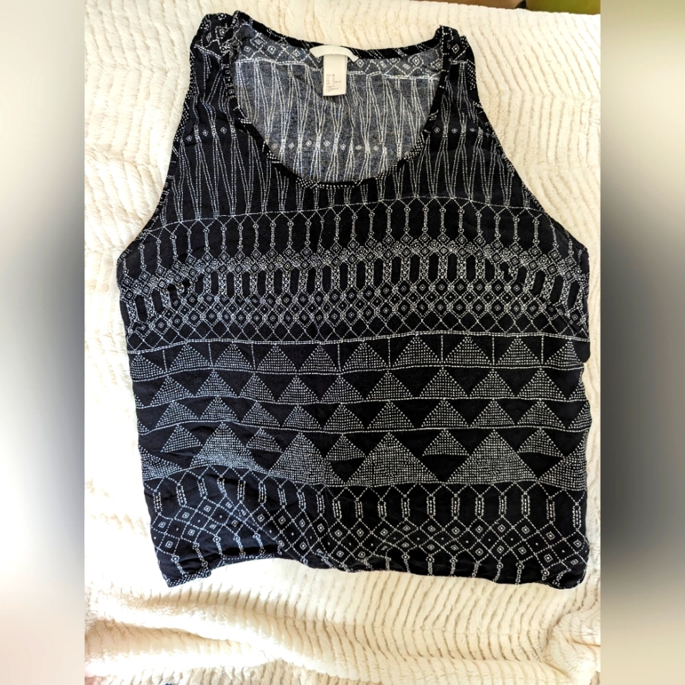 Black and white geometric print sleeveless blouse